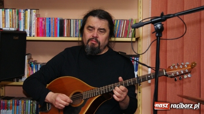 Zdjęcie w galerii na portalu naszraciborz.pl: CARRANTUOHILL zagrał koncert w bibliotece wiadomości z regionu