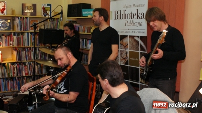 Zdjęcie w galerii na portalu naszraciborz.pl: CARRANTUOHILL zagrał koncert w bibliotece wiadomości z regionu