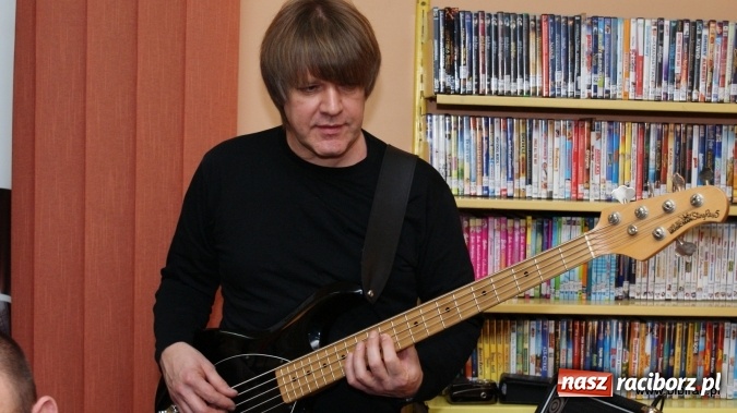 Zdjęcie w galerii na portalu naszraciborz.pl: CARRANTUOHILL zagrał koncert w bibliotece wiadomości z regionu