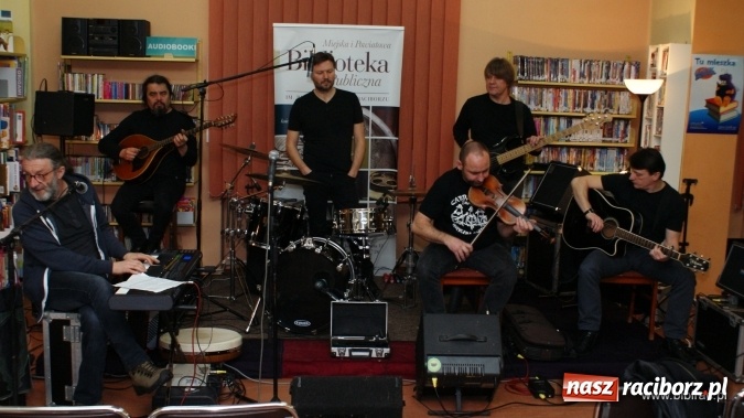 Zdjęcie w galerii na portalu naszraciborz.pl: CARRANTUOHILL zagrał koncert w bibliotece wiadomości z regionu