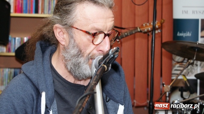 Zdjęcie w galerii na portalu naszraciborz.pl: CARRANTUOHILL zagrał koncert w bibliotece wiadomości z regionu