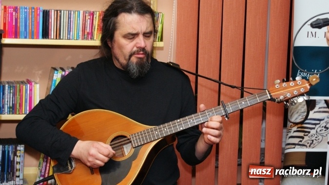 Zdjęcie w galerii na portalu naszraciborz.pl: CARRANTUOHILL zagrał koncert w bibliotece wiadomości z regionu