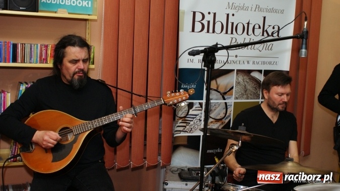 Zdjęcie w galerii na portalu naszraciborz.pl: CARRANTUOHILL zagrał koncert w bibliotece wiadomości z regionu