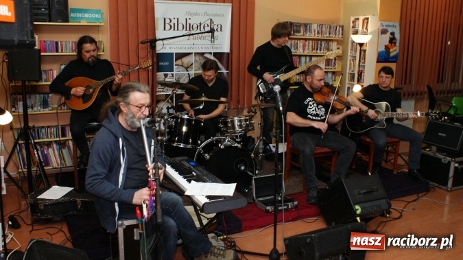 Zdjęcie w galerii na portalu naszraciborz.pl: CARRANTUOHILL zagrał koncert w bibliotece wiadomości z regionu