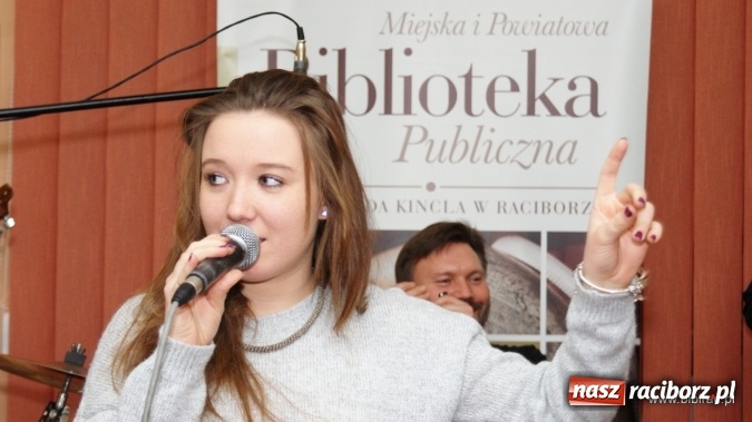 Zdjęcie w galerii na portalu naszraciborz.pl: CARRANTUOHILL zagrał koncert w bibliotece wiadomości z regionu