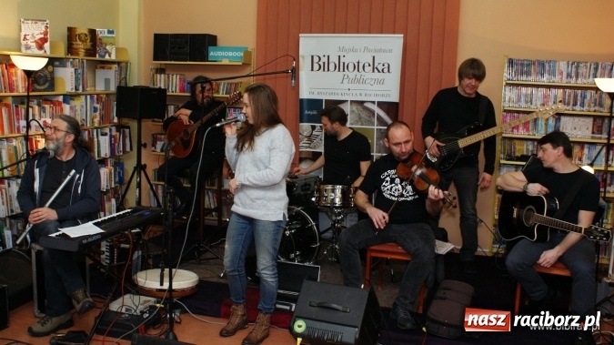 Zdjęcie w galerii na portalu naszraciborz.pl: CARRANTUOHILL zagrał koncert w bibliotece wiadomości z regionu