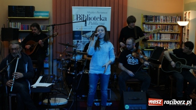 Zdjęcie w galerii na portalu naszraciborz.pl: CARRANTUOHILL zagrał koncert w bibliotece wiadomości z regionu