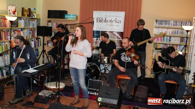Zdjęcie w galerii na portalu naszraciborz.pl: CARRANTUOHILL zagrał koncert w bibliotece wiadomości z regionu