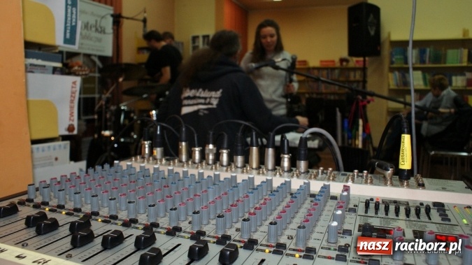 Zdjęcie w galerii na portalu naszraciborz.pl: CARRANTUOHILL zagrał koncert w bibliotece wiadomości z regionu