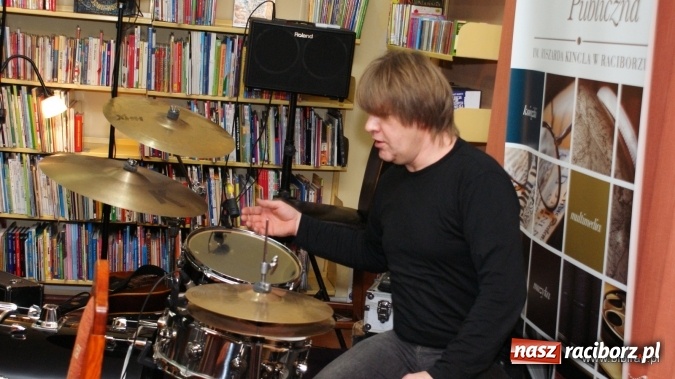 Zdjęcie w galerii na portalu naszraciborz.pl: CARRANTUOHILL zagrał koncert w bibliotece wiadomości z regionu
