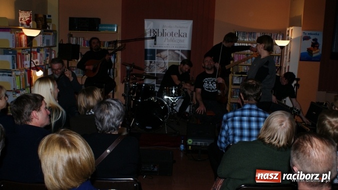 Zdjęcie w galerii na portalu naszraciborz.pl: CARRANTUOHILL zagrał koncert w bibliotece wiadomości z regionu