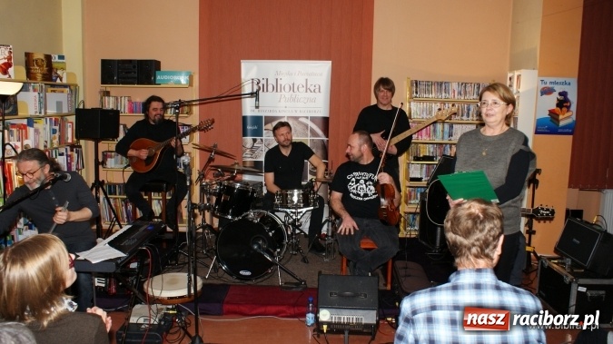 Zdjęcie w galerii na portalu naszraciborz.pl: CARRANTUOHILL zagrał koncert w bibliotece wiadomości z regionu