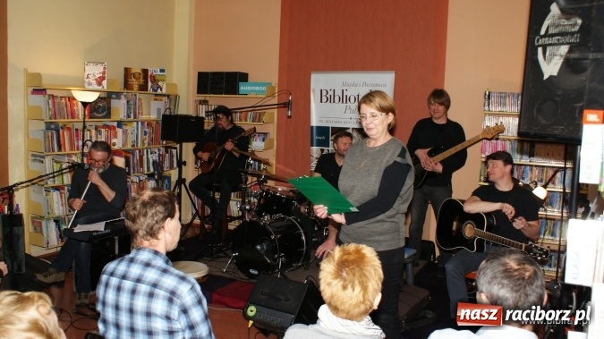 Zdjęcie w galerii na portalu naszraciborz.pl: CARRANTUOHILL zagrał koncert w bibliotece wiadomości z regionu