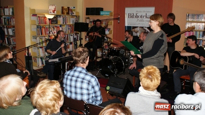 Zdjęcie w galerii na portalu naszraciborz.pl: CARRANTUOHILL zagrał koncert w bibliotece wiadomości z regionu