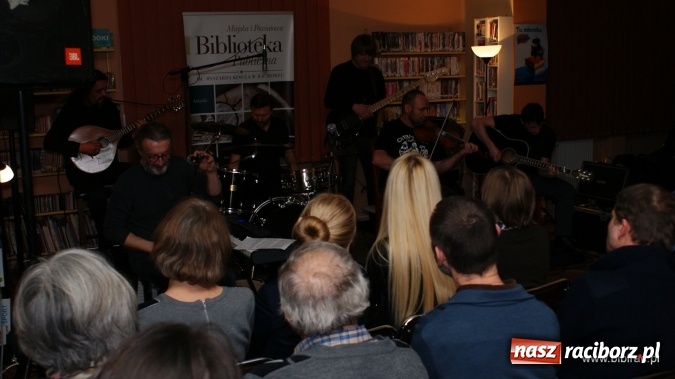 Zdjęcie w galerii na portalu naszraciborz.pl: CARRANTUOHILL zagrał koncert w bibliotece wiadomości z regionu