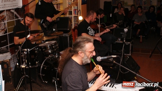 Zdjęcie w galerii na portalu naszraciborz.pl: CARRANTUOHILL zagrał koncert w bibliotece wiadomości z regionu