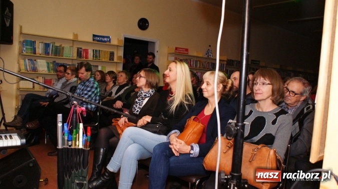 Zdjęcie w galerii na portalu naszraciborz.pl: CARRANTUOHILL zagrał koncert w bibliotece wiadomości z regionu