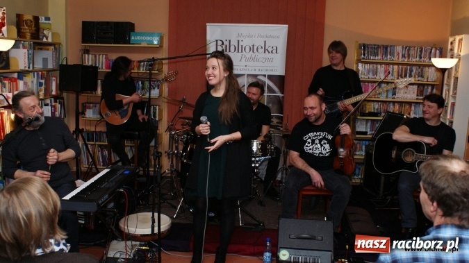 Zdjęcie w galerii na portalu naszraciborz.pl: CARRANTUOHILL zagrał koncert w bibliotece wiadomości z regionu