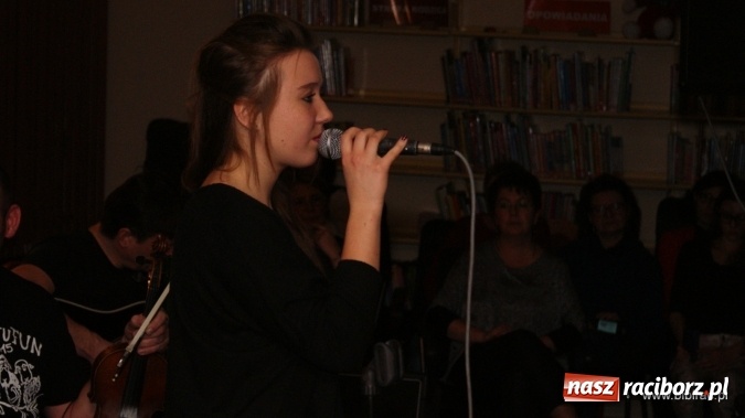 Zdjęcie w galerii na portalu naszraciborz.pl: CARRANTUOHILL zagrał koncert w bibliotece wiadomości z regionu