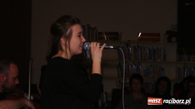 Zdjęcie w galerii na portalu naszraciborz.pl: CARRANTUOHILL zagrał koncert w bibliotece wiadomości z regionu