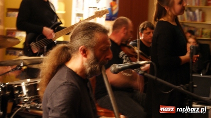 Zdjęcie w galerii na portalu naszraciborz.pl: CARRANTUOHILL zagrał koncert w bibliotece wiadomości z regionu