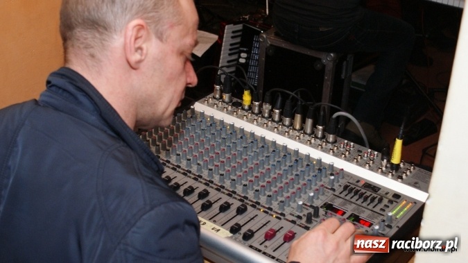 Zdjęcie w galerii na portalu naszraciborz.pl: CARRANTUOHILL zagrał koncert w bibliotece wiadomości z regionu