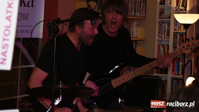 Zdjęcie w galerii na portalu naszraciborz.pl: CARRANTUOHILL zagrał koncert w bibliotece wiadomości z regionu