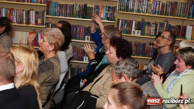 Zdjęcie w galerii na portalu naszraciborz.pl: CARRANTUOHILL zagrał koncert w bibliotece wiadomości z regionu