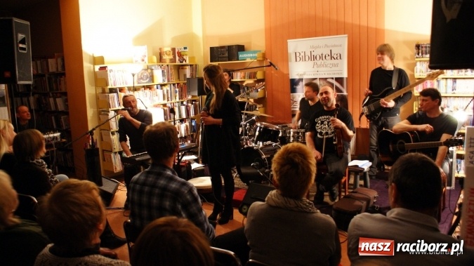 Zdjęcie w galerii na portalu naszraciborz.pl: CARRANTUOHILL zagrał koncert w bibliotece wiadomości z regionu