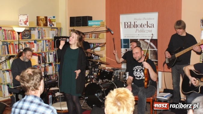 Zdjęcie w galerii na portalu naszraciborz.pl: CARRANTUOHILL zagrał koncert w bibliotece wiadomości z regionu