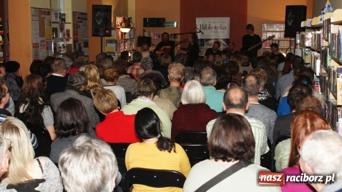 Zdjęcie w galerii na portalu naszraciborz.pl: CARRANTUOHILL zagrał koncert w bibliotece wiadomości z regionu