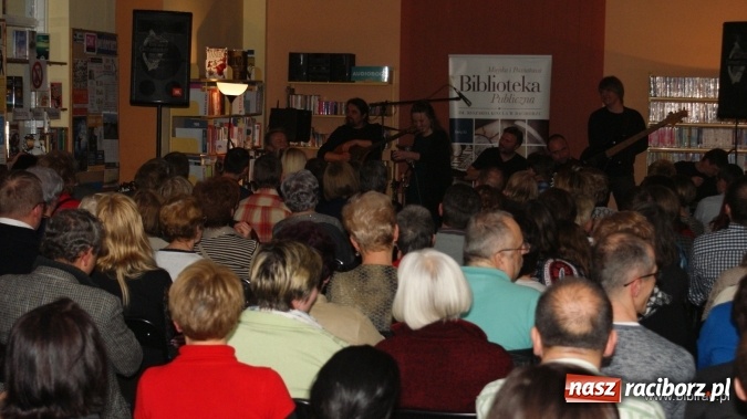 Zdjęcie w galerii na portalu naszraciborz.pl: CARRANTUOHILL zagrał koncert w bibliotece wiadomości z regionu