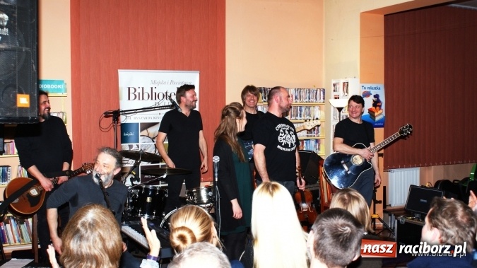Zdjęcie w galerii na portalu naszraciborz.pl: CARRANTUOHILL zagrał koncert w bibliotece wiadomości z regionu