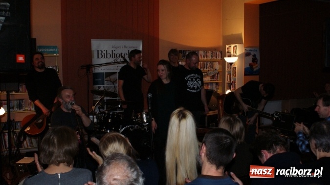 Zdjęcie w galerii na portalu naszraciborz.pl: CARRANTUOHILL zagrał koncert w bibliotece wiadomości z regionu