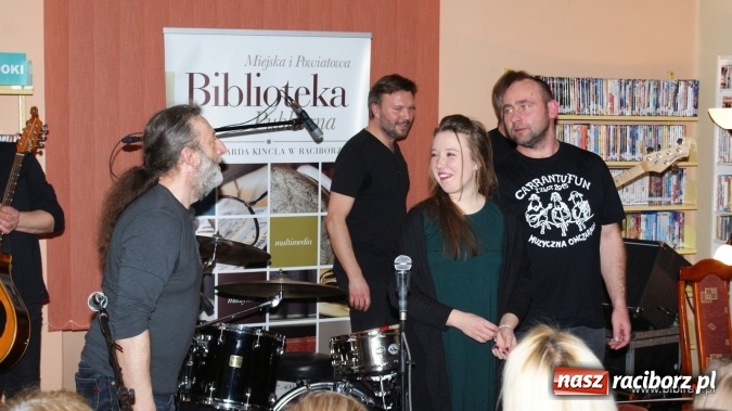 Zdjęcie w galerii na portalu naszraciborz.pl: CARRANTUOHILL zagrał koncert w bibliotece wiadomości z regionu