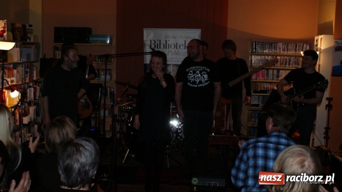 Zdjęcie w galerii na portalu naszraciborz.pl: CARRANTUOHILL zagrał koncert w bibliotece wiadomości z regionu