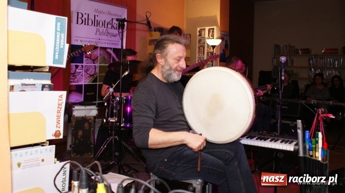 Zdjęcie w galerii na portalu naszraciborz.pl: CARRANTUOHILL zagrał koncert w bibliotece wiadomości z regionu