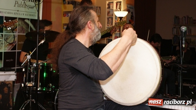 Zdjęcie w galerii na portalu naszraciborz.pl: CARRANTUOHILL zagrał koncert w bibliotece wiadomości z regionu