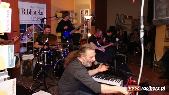 Zdjęcie w galerii na portalu naszraciborz.pl: CARRANTUOHILL zagrał koncert w bibliotece wiadomości z regionu