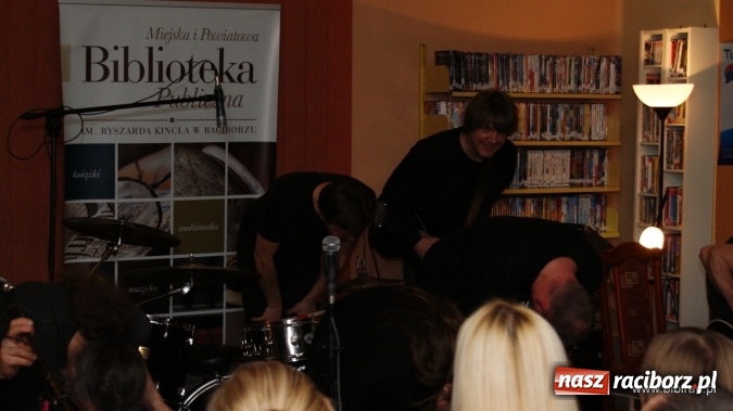 Zdjęcie w galerii na portalu naszraciborz.pl: CARRANTUOHILL zagrał koncert w bibliotece wiadomości z regionu