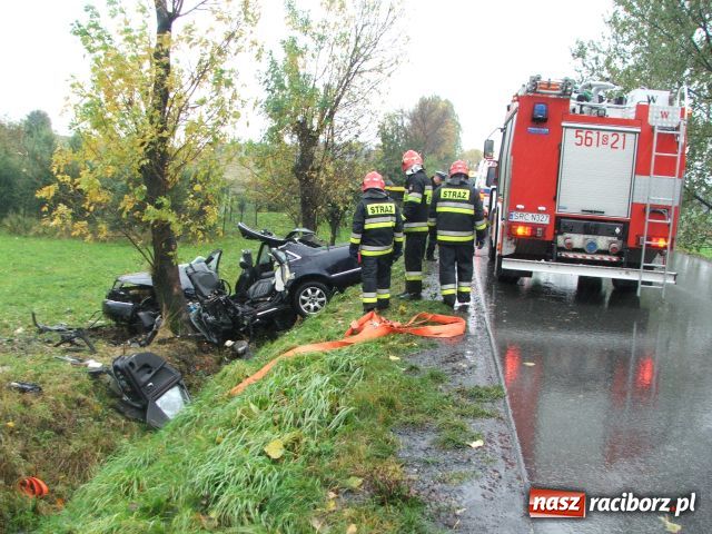 Zdjęcie w galerii na portalu naszraciborz.pl: Wypadek w Rzuchowie, audi w rowie wiadomości z regionu