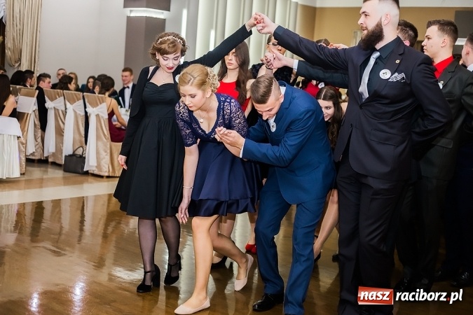 Zdjęcie w galerii na portalu naszraciborz.pl: Maturzyści z Mechanika zamykają w Bravo w Tworkowie sezon studniówkowy FOTO i WIDEO wiadomości z regionu