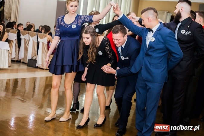 Zdjęcie w galerii na portalu naszraciborz.pl: Maturzyści z Mechanika zamykają w Bravo w Tworkowie sezon studniówkowy FOTO i WIDEO wiadomości z regionu