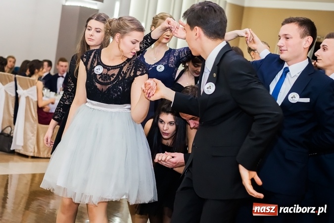 Zdjęcie w galerii na portalu naszraciborz.pl: Maturzyści z Mechanika zamykają w Bravo w Tworkowie sezon studniówkowy FOTO i WIDEO wiadomości z regionu