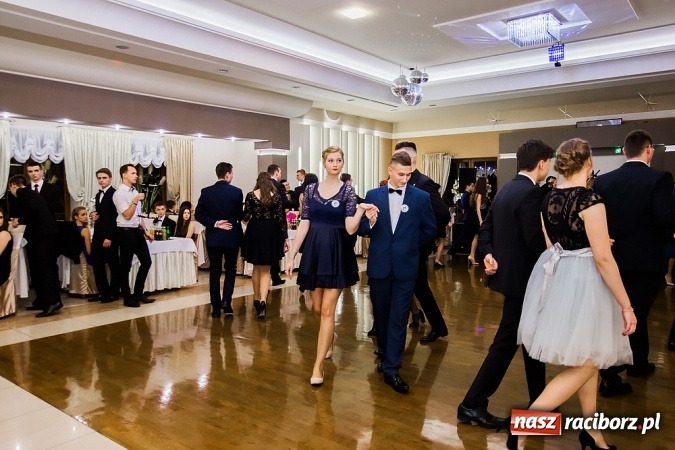 Zdjęcie w galerii na portalu naszraciborz.pl: Maturzyści z Mechanika zamykają w Bravo w Tworkowie sezon studniówkowy FOTO i WIDEO wiadomości z regionu