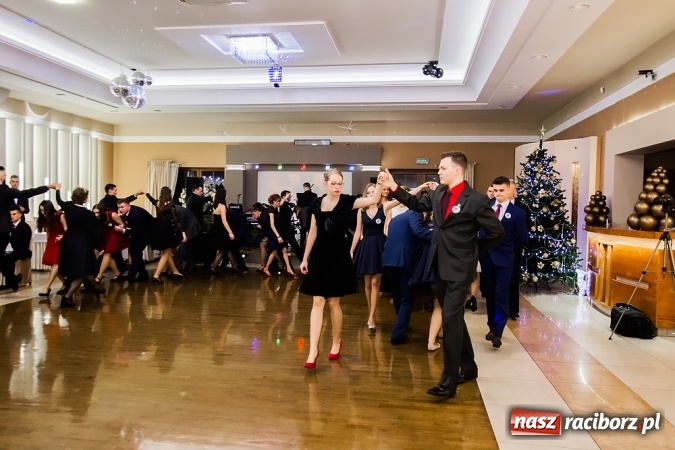 Zdjęcie w galerii na portalu naszraciborz.pl: Maturzyści z Mechanika zamykają w Bravo w Tworkowie sezon studniówkowy FOTO i WIDEO wiadomości z regionu