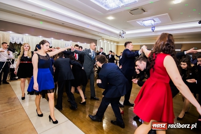 Zdjęcie w galerii na portalu naszraciborz.pl: Maturzyści z Mechanika zamykają w Bravo w Tworkowie sezon studniówkowy FOTO i WIDEO wiadomości z regionu