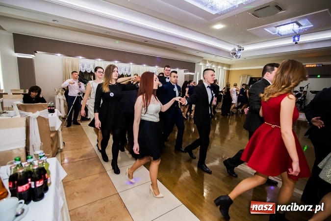 Zdjęcie w galerii na portalu naszraciborz.pl: Maturzyści z Mechanika zamykają w Bravo w Tworkowie sezon studniówkowy FOTO i WIDEO wiadomości z regionu