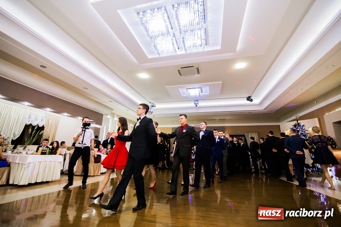 Zdjęcie w galerii na portalu naszraciborz.pl: Maturzyści z Mechanika zamykają w Bravo w Tworkowie sezon studniówkowy FOTO i WIDEO wiadomości z regionu