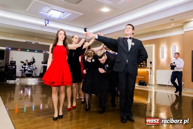 Zdjęcie w galerii na portalu naszraciborz.pl: Maturzyści z Mechanika zamykają w Bravo w Tworkowie sezon studniówkowy FOTO i WIDEO wiadomości z regionu